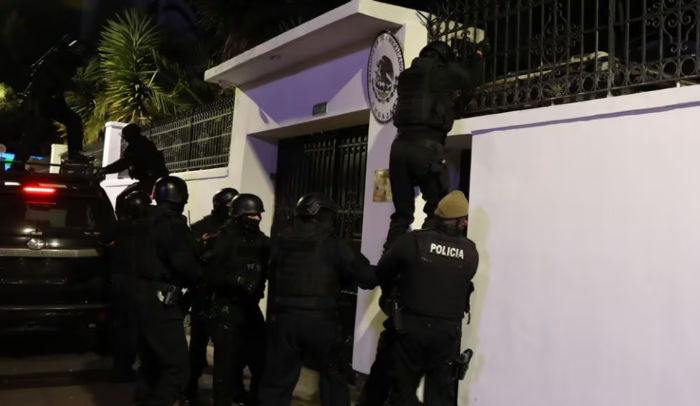 Policías de Ecuador asaltan embajada de México; AMLO rompe relaciones por violar derecho Internacional