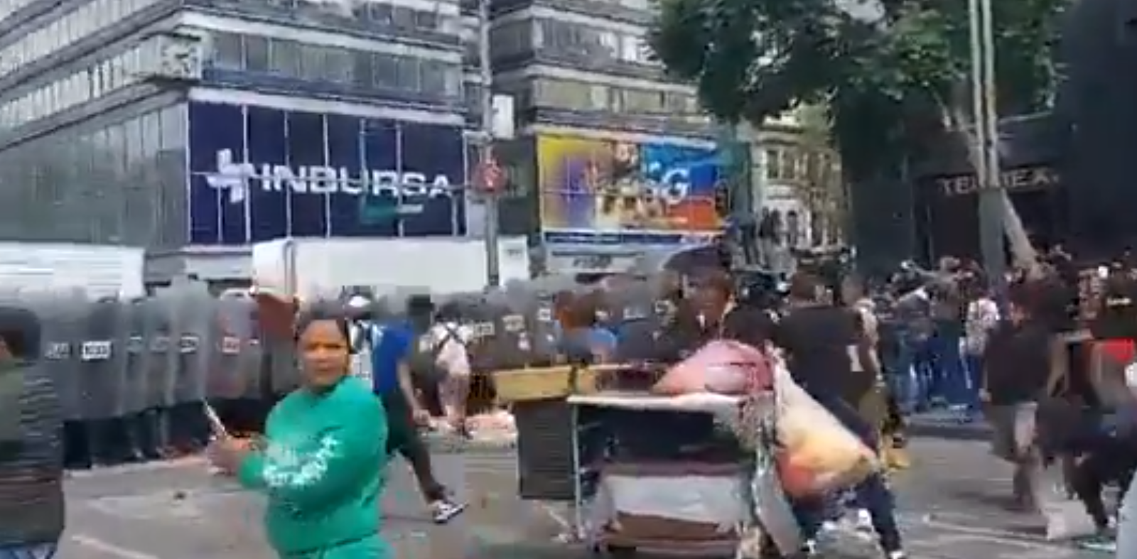 CDMX: Bloqueo de comerciantes en Eje Central termina en enfrentamiento con la policía