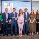 Apunta MetLife a mujeres y ve nicho en seguros; renueva insignia Sáasil de la CONDUSEF