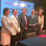 Santander apuesta por adultos mayores y mejora su atención en México