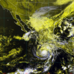 Huracán Trudy alcanza categoría 2; amenaza con olas de 5 metros y lluvias intensas en México